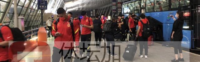 星空体育-【手记】李铁再次让出公务舱 球迷空姐为国足送祝福