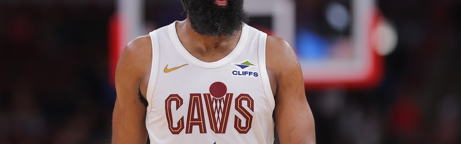 星空体育APP-顶不住！哈登13中6拿17分 下半场仅出场8分钟