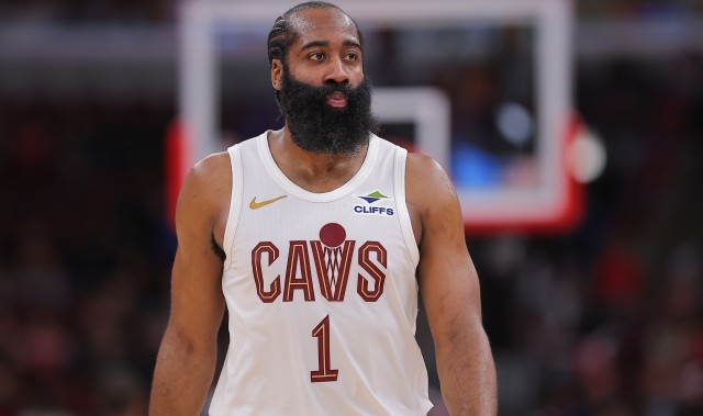 星空体育APP-顶不住！哈登13中6拿17分 下半场仅出场8分钟