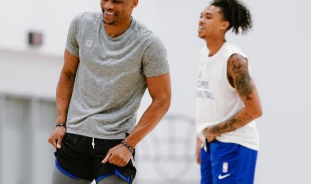 把快艇当家！韦少找回快乐：新赛季助卡椒冲冠